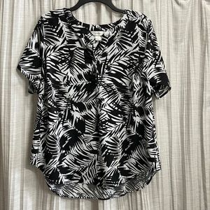 Women’s  CJ Banks top.  Size:1X.  98%poly/2% spandex.  Lightweight.